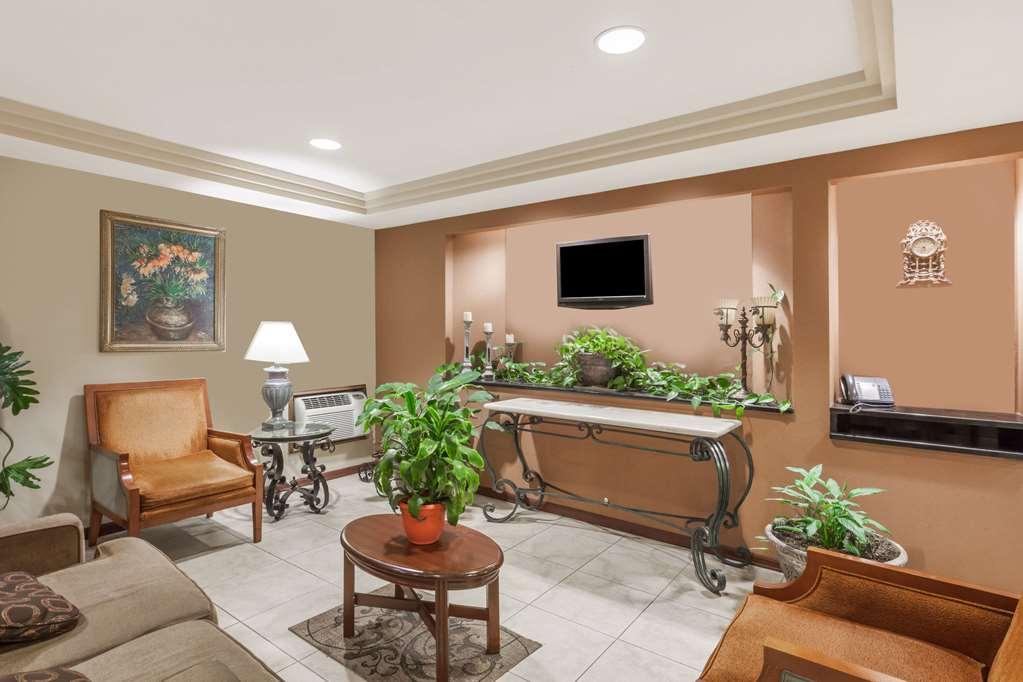 Travelodge Inn & Suites By Wyndham Albany Beltér fotó